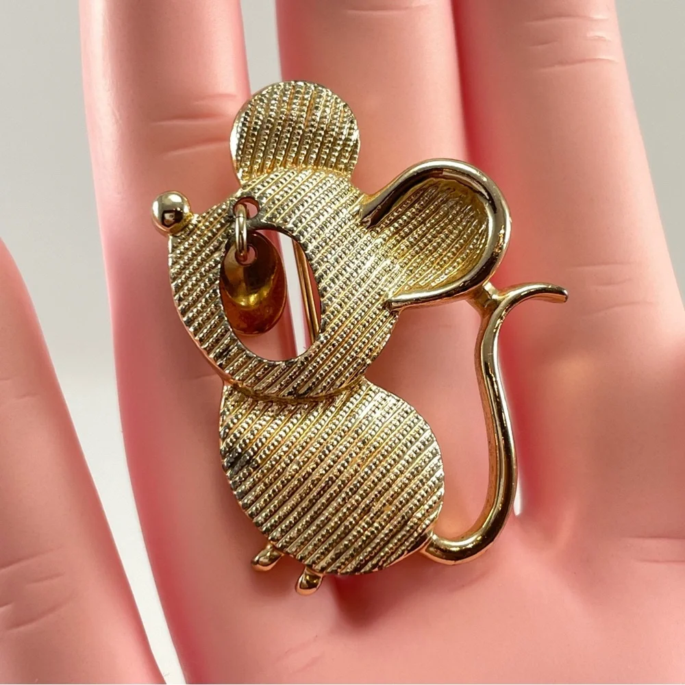 1970’s SARAH COVENTRY MOUSE BROOCH Pin Squeaky Gold Tone Dangle Charm Vintage